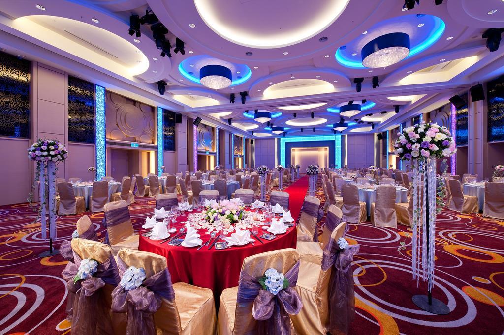 Evergreen Resort Hotel - Jiaosi Jiaoxi Εξωτερικό φωτογραφία A wedding reception at the Grand Ballroom