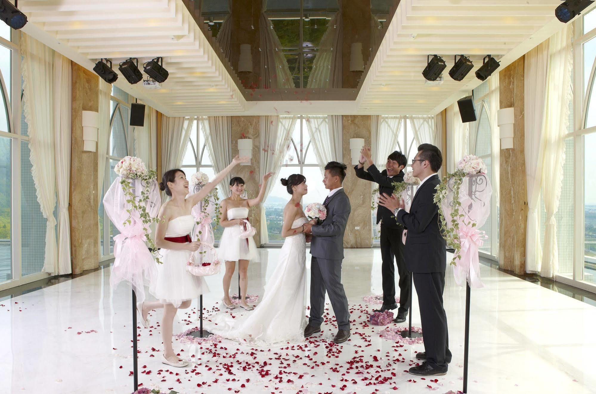 Evergreen Resort Hotel - Jiaosi Jiaoxi Εξωτερικό φωτογραφία A wedding in the Sky Chapel